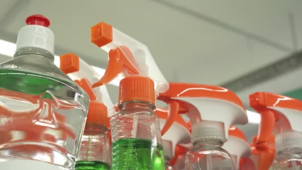 Dükkandaki raflara sprey sıkmak için plastik şişeler. — Stok video
