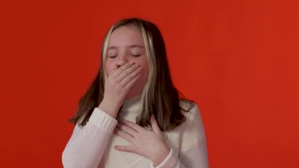 Dívka kašel, izolované na červeném pozadí ve studiu — Stock video