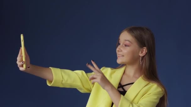 Gadis remaja dalam pakaian lancang mengambil selfie di teleponnya — Stok Video