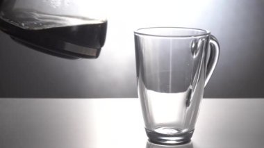 Cam kahve demliğinden taze demlenmiş kahve koy. Yan görünüm