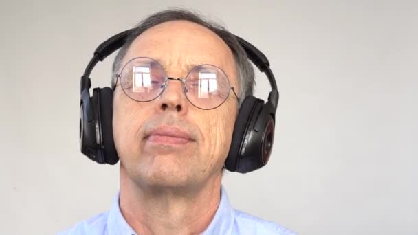 Heureux homme plus âgé écoutant de la musique — Video
