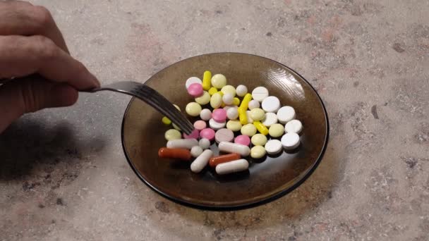 Comer pastillas en lugar de comida. Pastillas en plato verde con tenedor. Píldora en lugar de comida. dieta — Vídeo de stock