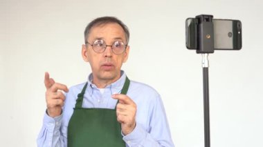 Yaşlı bir erkek blogcu yayın yapıyor