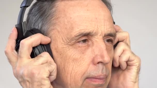 Šťastný starší muž poslouchající hudbu — Stock video
