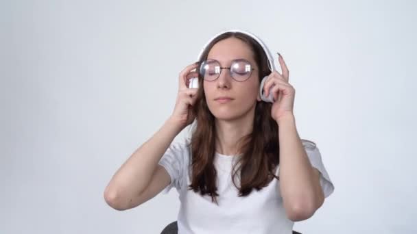 Kocka lány zenét hallgat fejhallgatón — Stock videók