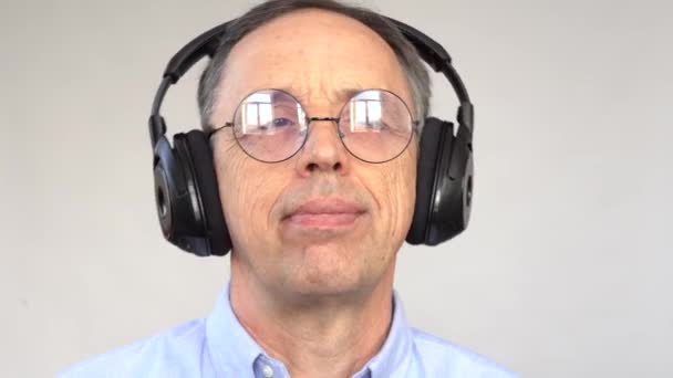 Szczęśliwy starszy człowiek słuchający muzyki — Wideo stockowe