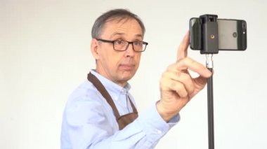 Yaşlı bir erkek blogcu yayın yapmaya hazırlanıyor