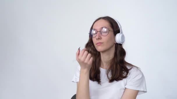 Nerd Girl Écoute de la musique sur écouteurs — Video