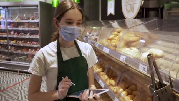 Femme utilisant un ordinateur tablette dans l'épicerie — Video