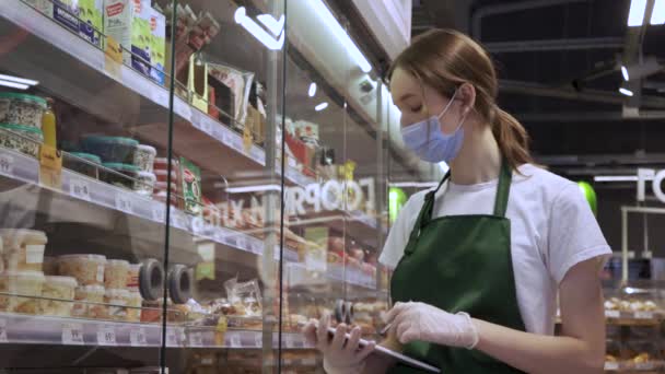 Kobieta przy użyciu komputera typu Tablet w sklepie spożywczym — Wideo stockowe