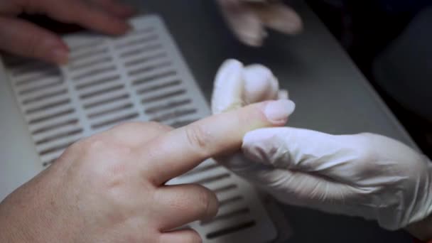 Обробка нігтів пальцями, шліфування нігтів в салоні краси — стокове відео