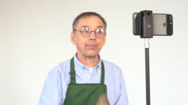 Yaşlı bir erkek blogcu yayın yapmaya hazırlanıyor