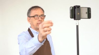 Yaşlı bir erkek blogcu yayın yapmaya hazırlanıyor