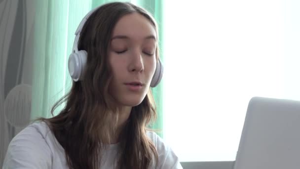 Το χαρούμενο κορίτσι επικοινωνεί εξ αποστάσεως μέσω του Διαδικτύου — Αρχείο Βίντεο