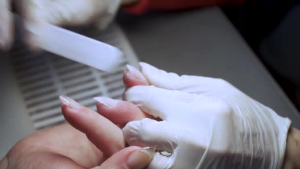 Tratamiento de uñas de dedo, lijado de uñas en salón de belleza — Vídeo de stock