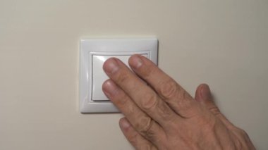 El Yaşlısı Adam, Duvar Anahtarı 'nın Işığını Kapatıp Açar