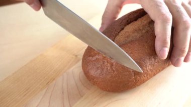Mutfakta Ekmek Dilimlemek