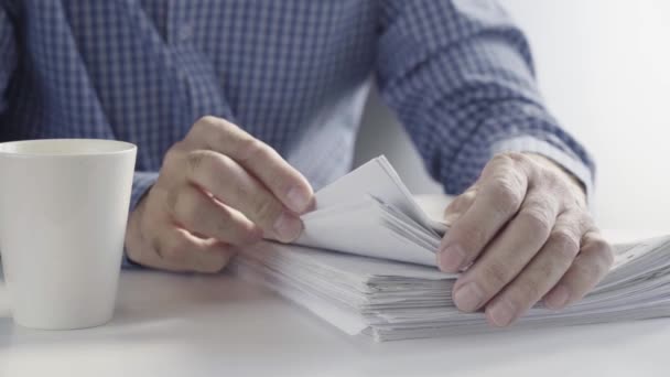 Руки клерков работают с бумажными файлами — стоковое видео