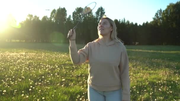 Jovem mulher jogando badminton, jogos ativos no verão na natureza — Vídeo de Stock