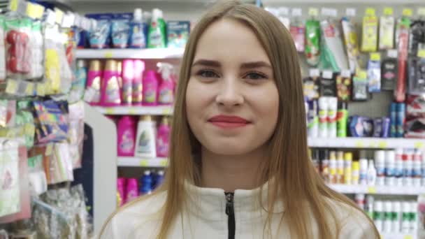 Szczęśliwa naturalna młoda kobieta w supermarkecie. Aparat fotograficzny — Wideo stockowe