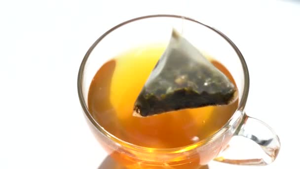 Sachet de thé dans une tasse de thé. Brasser le thé vert dans une tasse — Video