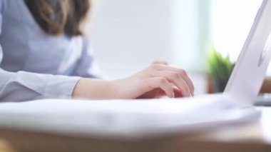 Dizüstü bilgisayarda yazı yazan kadın ellerini kapat