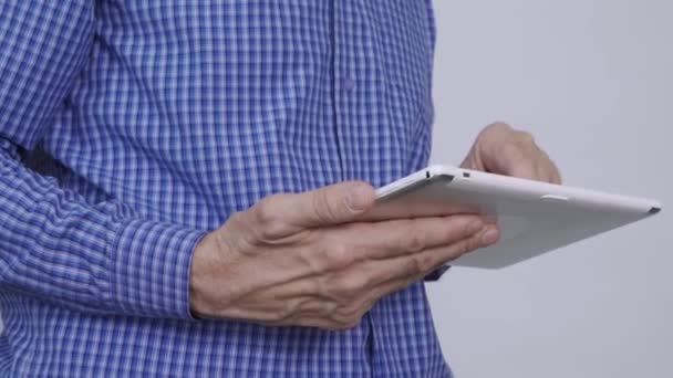 Ein Mann mit einem Tablet-Computer in der Hand — Stockvideo