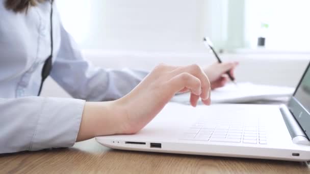 Fermer image mains féminines tapant sur le clavier de l'ordinateur portable — Video