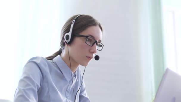 Operadores de telefonía recepcionista trabajo en equipo. Joven y seria empresaria Call Center — Vídeo de stock