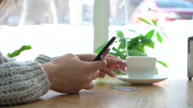 Genç bir kadının ellerine yakın çekim