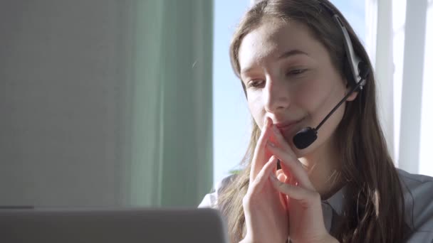 Komoly call center üzemeltető vezeték nélküli headset beszél az ügyféllel, közelről — Stock videók