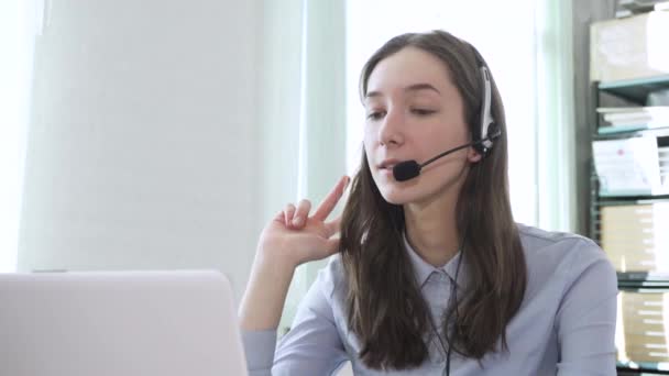 Jonge vrouw draagt een koptelefoon, communiceert online via laptop, legt uit, geeft les. Afstandsonderwijs, zakenvrouw adviserend cliënt — Stockvideo