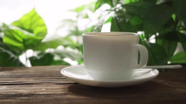 Çaydanlıktan sıcak suyu bardağa dök.