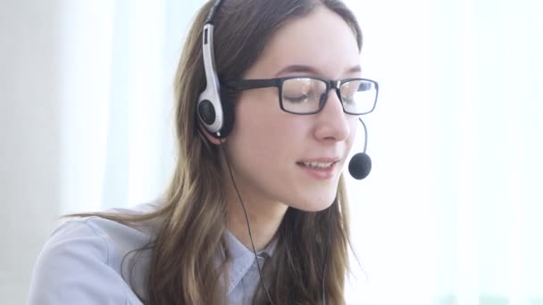 Mujer joven con auriculares, comunicarse en línea a través de la computadora portátil, explicando, enseñando. Educación a distancia, empresaria asesora cliente — Vídeos de Stock