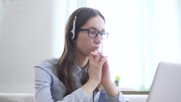 Operador sério do call center no fone de ouvido sem fio conversando com o cliente, close-up — Vídeo de Stock