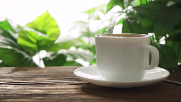 Taza de café en una tabla de madera — Vídeos de Stock