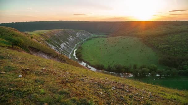 Pôr do sol pitoresco em um vale com um rio — Vídeo de Stock