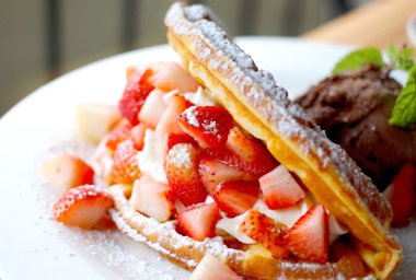 çilek ile waffle