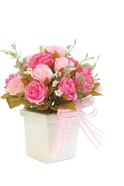 Розовая роза в белой вазе, изолированной на белом — стоковое фото