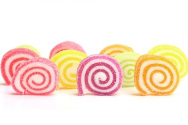 Marshmallow ile üzerine beyaz izole jelatin tatlı