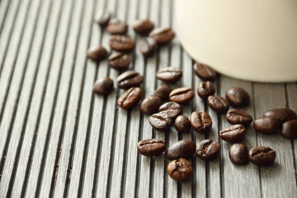 Närbild kaffebönor på trä bakgrund — Stockfoto