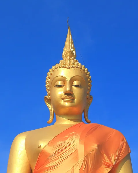 Gran estatua de buda con cielo azul — Foto de Stock