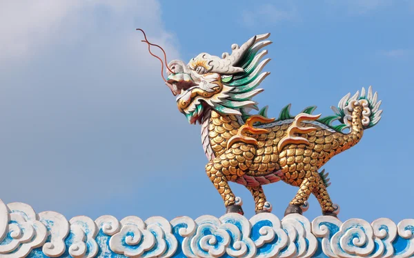 Estátua de cavalo de dragão com nuvem e céu azul — Fotografia de Stock