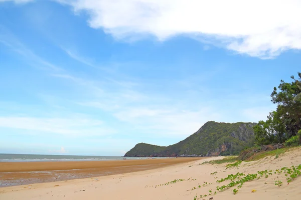 Sommerdag på stranden, fjellutsikt og blå himmel på Thail. – stockfoto