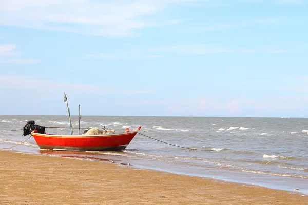 Vissersboot op het strand — Stockfoto