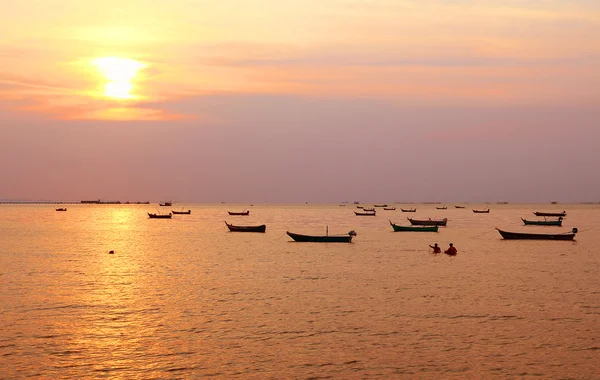 Salida del sol en la playa — Foto de Stock