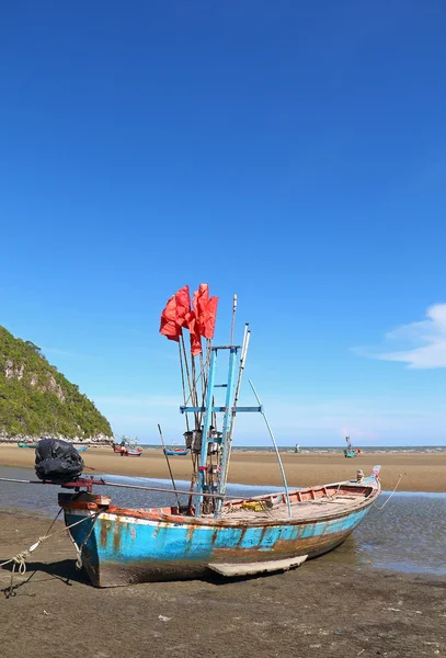 Fishing boat on the beach — Stock Photo, Image