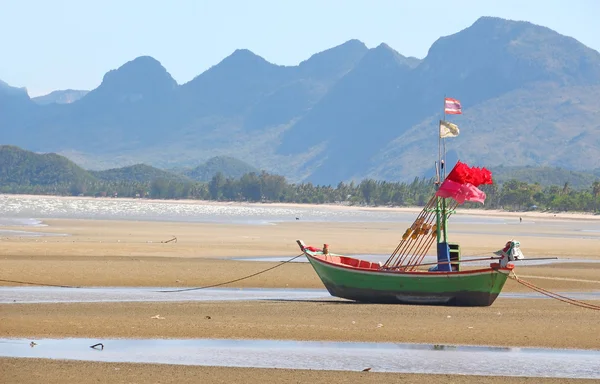 Fiskebåt på stranden – stockfoto
