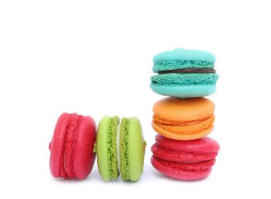 badem kurabiyesi beyaz arkaplanda izole edilmiş