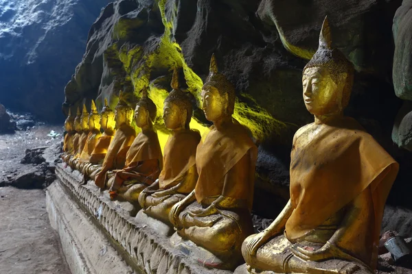 Estatua de Buda en una cueva en el templo de Khao Luang — Foto de Stock